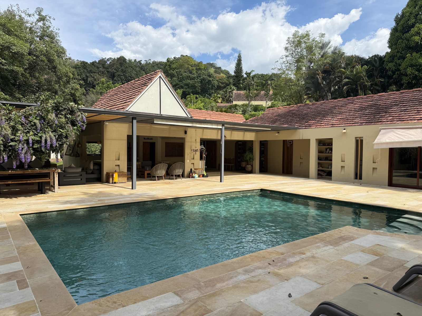 Piscina y casa del retiro