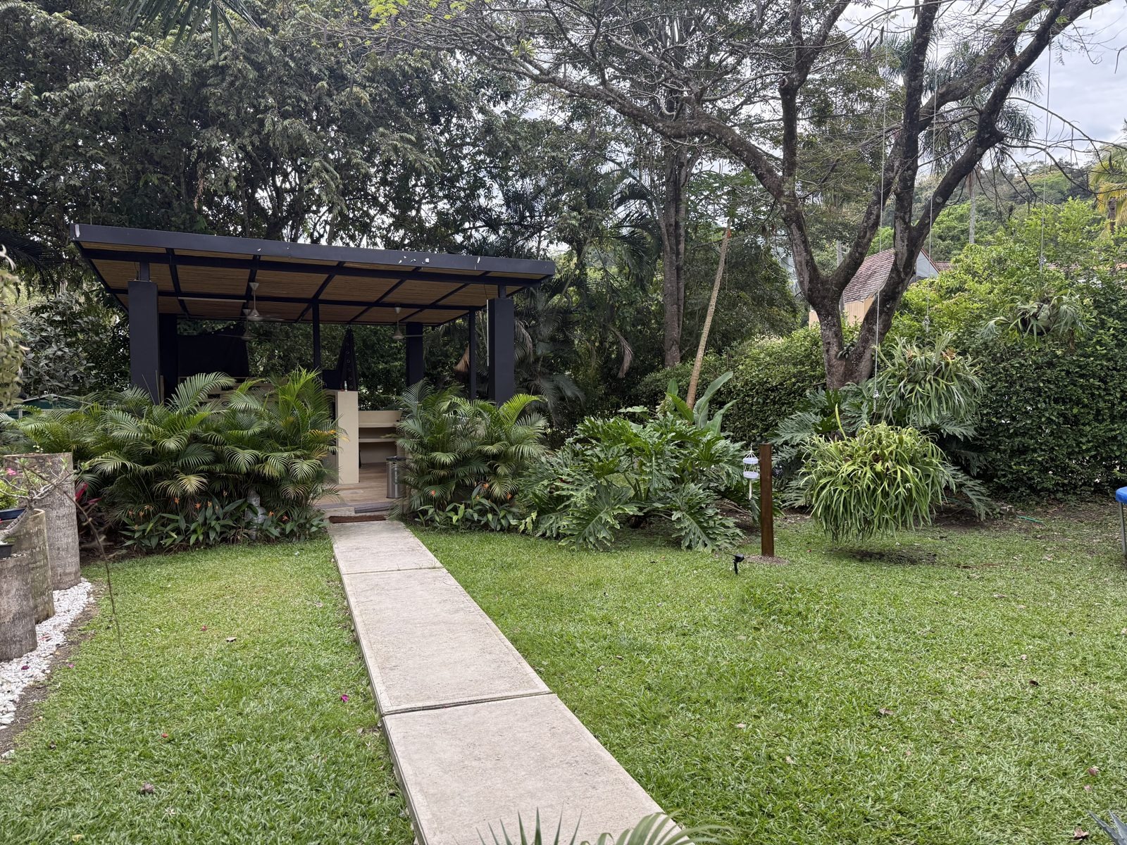 Pabellon en el jardin